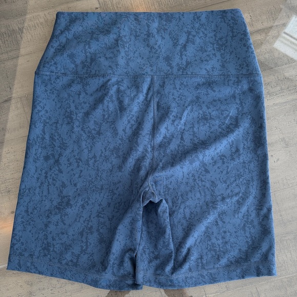 Yogalicious Lux Blue Patterned Shorts. Womens Size XL. Inseam 6 in. Rise 12 in - Picture 3 of 4